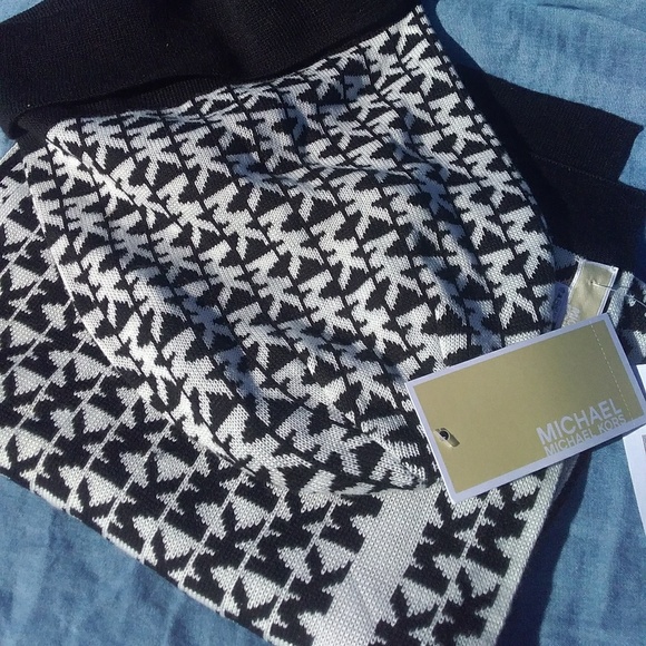 Michael Kors Hat and Scarf Set - Picture 1 of 3